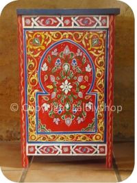 Coffre marocain en bois peint, motifs moucharabieh 60 x 37 cm